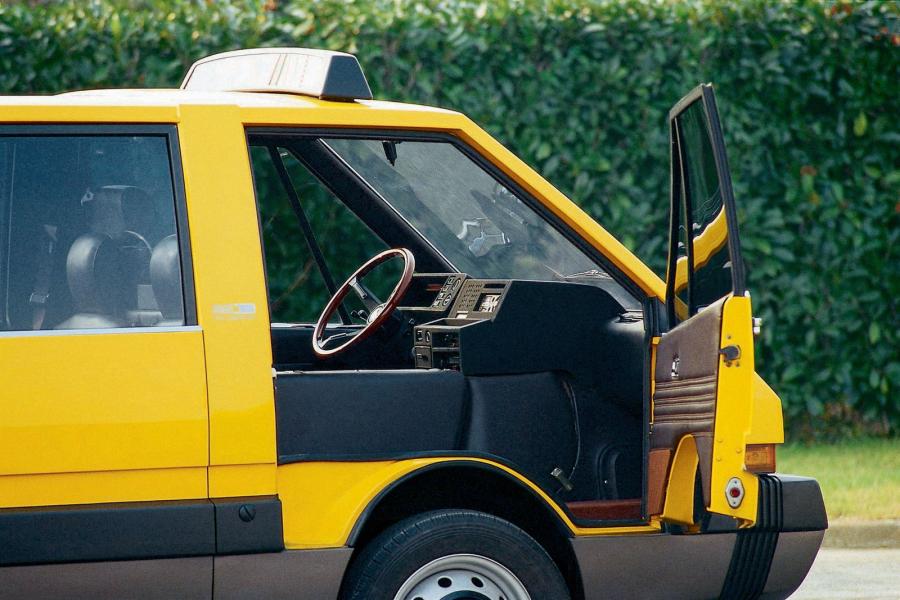 Интерьер Alfa Romeo New York Taxi Concept 1976 года  (фото 14 из 21)